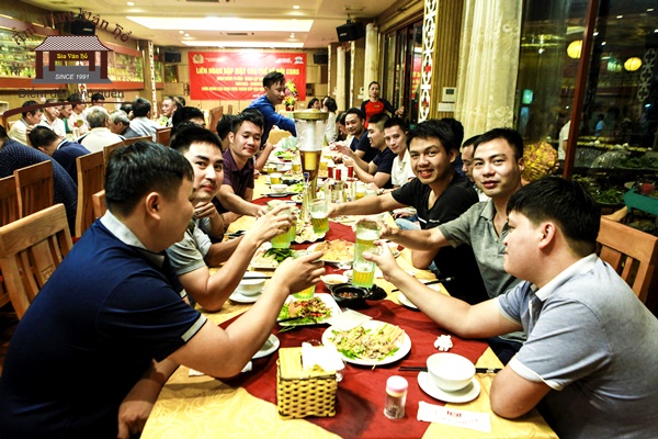 Goi-y-nha-hang-ngon-bo-re-cho-anh-em-van-phong-Ha-Noi-khai-xuan