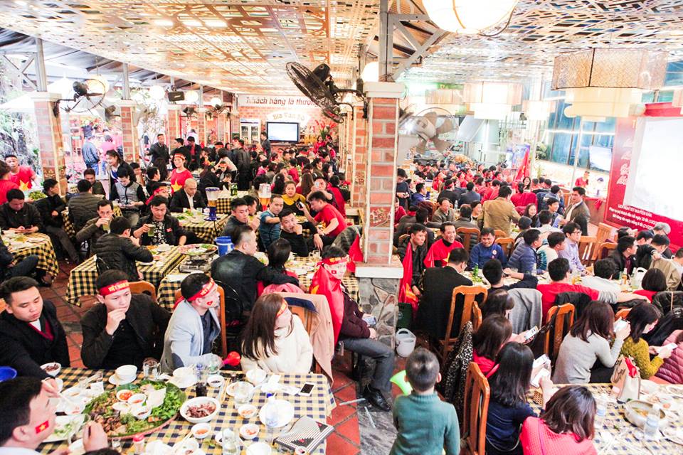 dieu-gi-kien-dan-ong-uong-bia-khi-xem-da-bong2