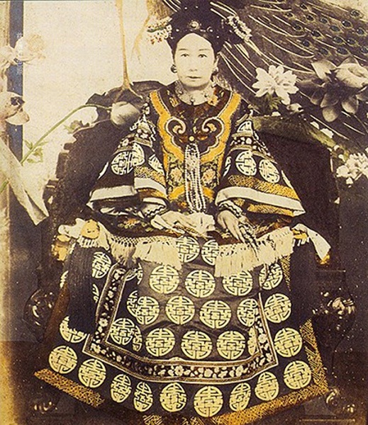 lon-sua-mon-an-cau-ky-xuat-hien-trong-bua-tiec-cua-tu-hy-thai-hau1