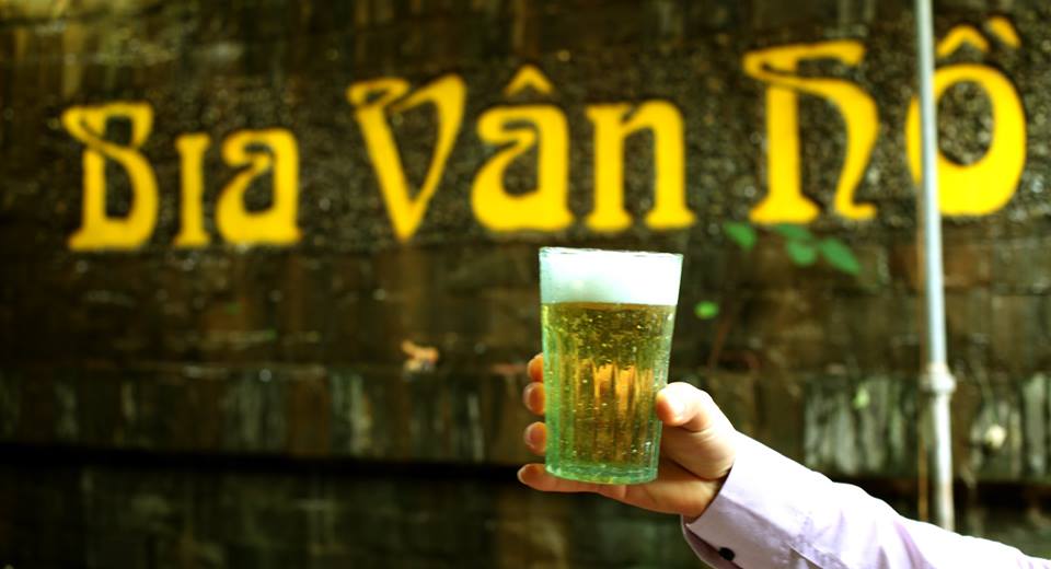 nay-ong-uong-voi-toi-coc-bia-hoi-ha-noi