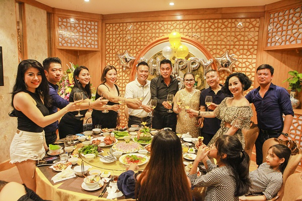 noi-lo-lang-cua-cha-me-khi-dua-tre-di-an-nha-hang-1