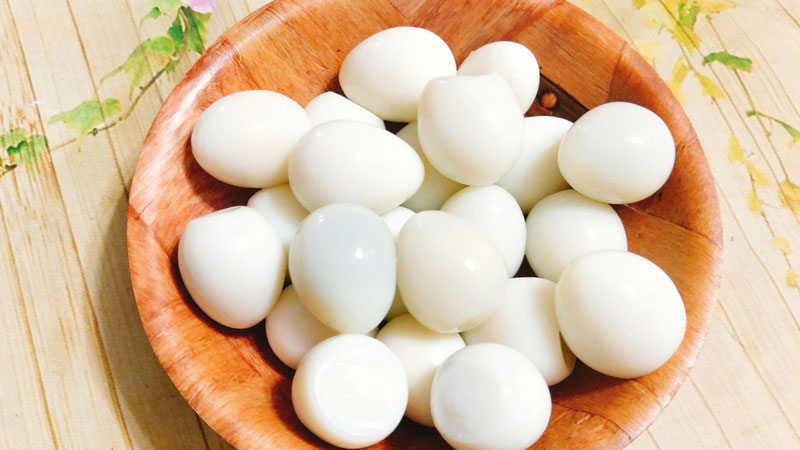 Trứng cút thì sau khi mua về rửa sạch, cho vào nồi sau đó luộc trong 5 - 6 phút cho trứng chín, vớt ra, để nguội rồi lột bỏ vỏ.