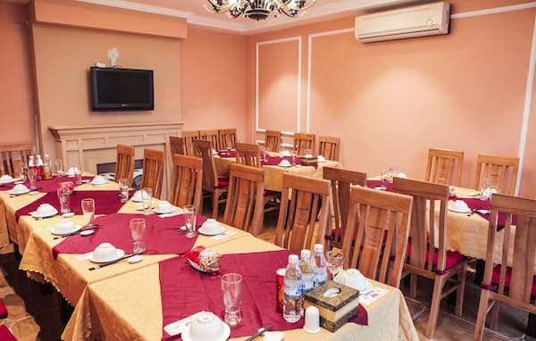 nhà hàng Việt rộng rãi