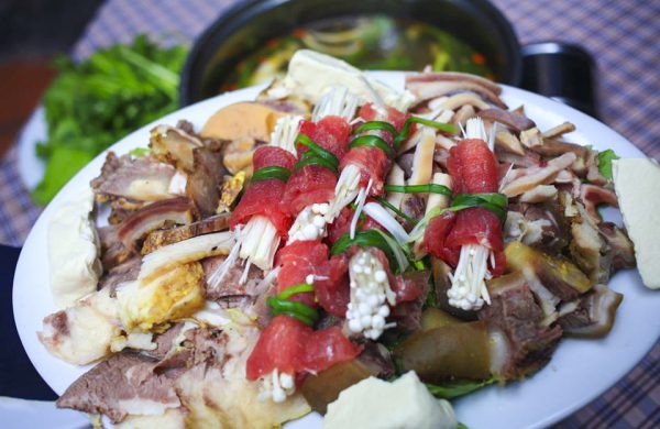 Còn gì tuyệt vời hơn khi ăn lẩu vào ngày mưa?