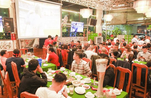 Nhà hàng xem đá bóng màn hình lớn tại Hà Nội