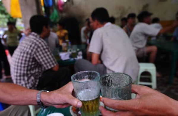 Văn hóa uống bia hơi Hà Nội “độc đáo” và “thú vị”
