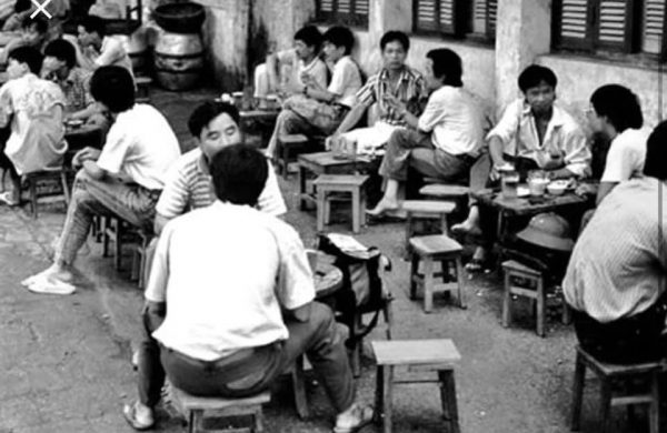 Bia hơi Hà Nội – tiếng leng keng mê hoặc giữa phố phường
