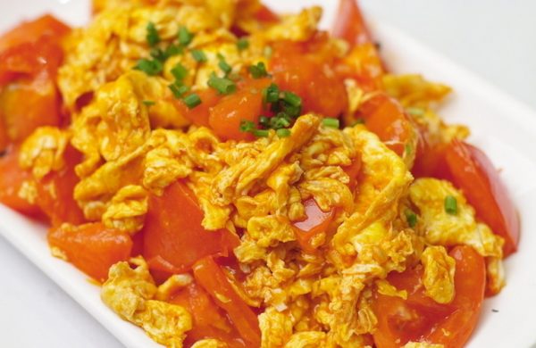 Biến tấu với món trứng chiên sốt cà chua lạ miệng mà bắt cơm vô cùng