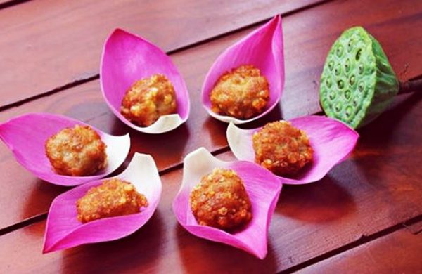 Thu Hà Nội, làm chả cốm thơm ngon chiêu đãi cả gia đình