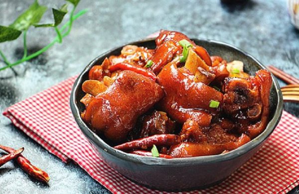 Nấu chân giò hầm coca cho cả nhà cùng thưởng thức vào ngày thu se lạnh