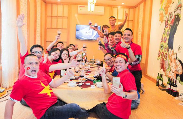 Điều gì khiến đàn ông uống bia khi xem đá bóng?