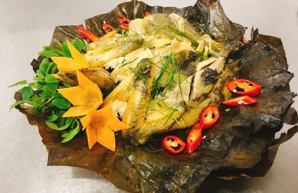 Gà hấp lá sen – Món ăn dân dã đậm vị đồng quê