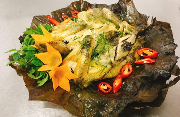 Gà hấp lá sen – Siêu phẩm của Vân Hồ mỗi khi hè về