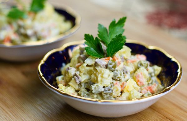 Hướng dẫn làm món salad Nga cực đơn giản lại ngon cho các mẹ nội trợ