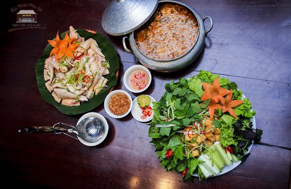 Tạm biệt cảm giác ngán đồ ăn sau Tết với lẩu cua đồng gà ri thơm ngon