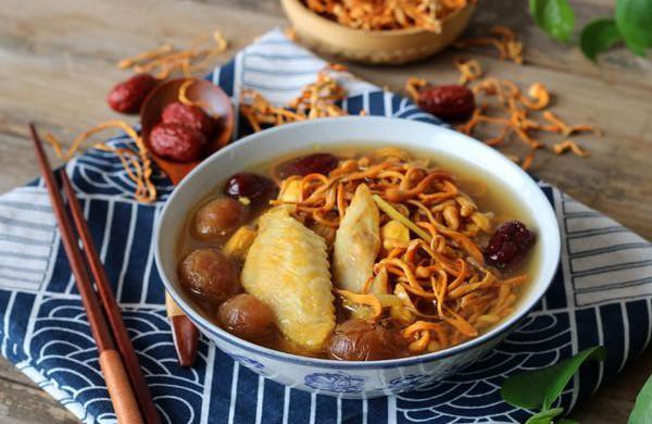 Nấu súp gà đông trùng hạ thảo cho làn da thêm hồng hào, mịn màng mùa hanh khô