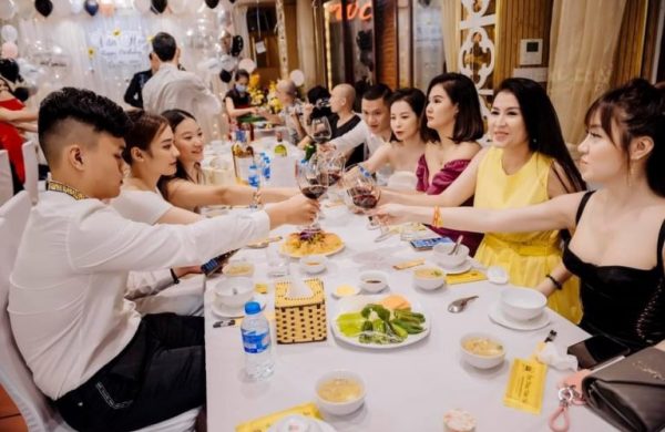 Nhà hàng ăn uống cho gia đình đầu năm mới