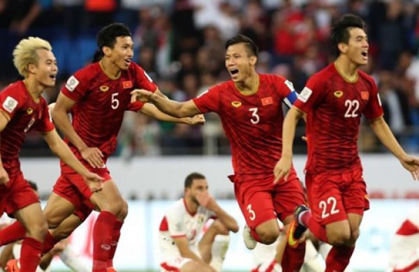 Đến quán bia xem bóng đá tại Hà Nội “cháy” hết mình cùng tuyển Việt Nam trong vòng loại World Cup 2022