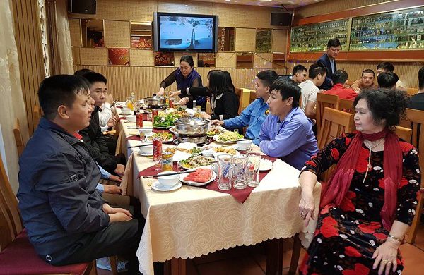 Cùng gia đình thân yêu thưởng thức tiệc tất niên ấm cúng tại nhà hàng Vân Hồ