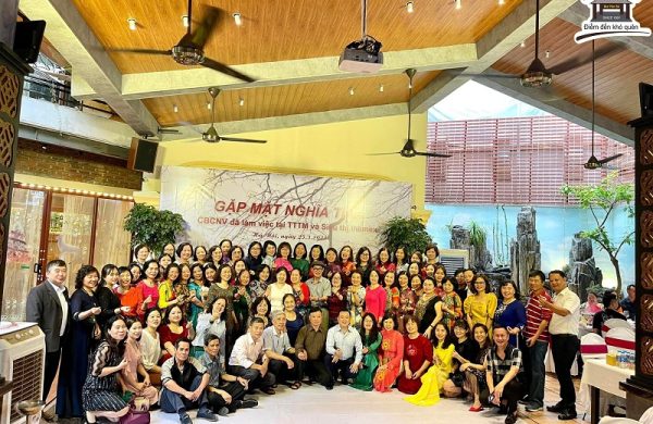Tìm nhà hàng tổ chức họp mặt công ty ở Hà Nội chọn Ẩm thực Vân Hồ