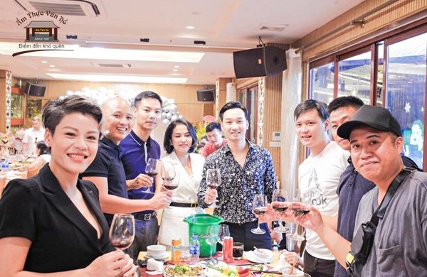 Tổ chức liên hoan 8/3 mừng ngày của “một nửa thế giới” –  cùng Vân Hồ