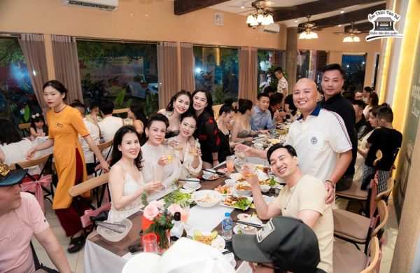 Top nhà hàng tổ chức tiệc công ty ở Hà Nội – chọn ngay Ẩm Thực Vân Hồ