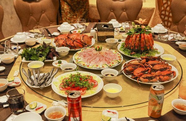 Trải nghiệm ẩm thực và không gian ấn tượng tại nhà hàng Vân Hồ